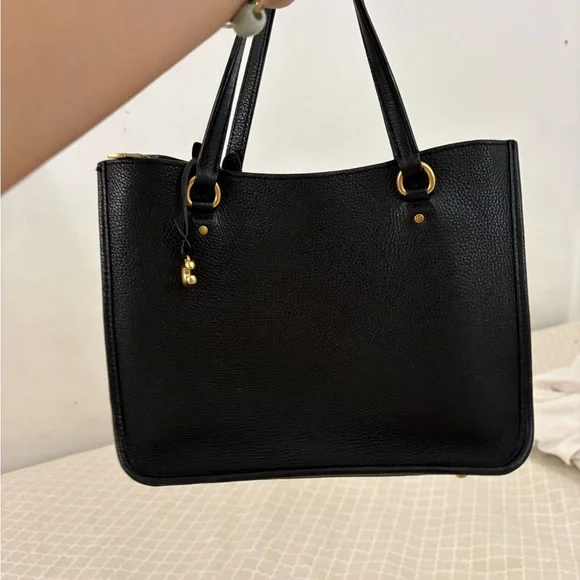 Elegant Black Coach Leather Bag - Picture 1 of 9